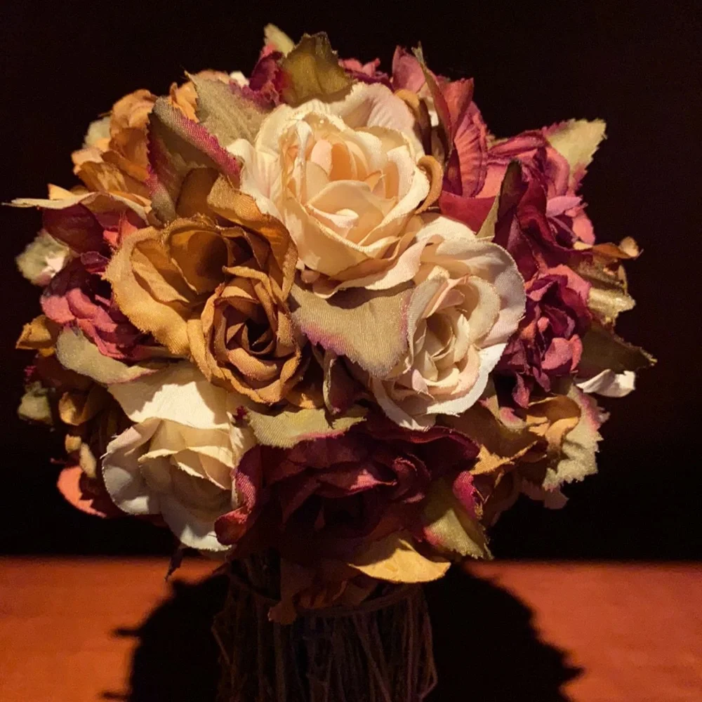 Dried flower decor. Perfect accent for shellf or counter. Add to your decor😊
